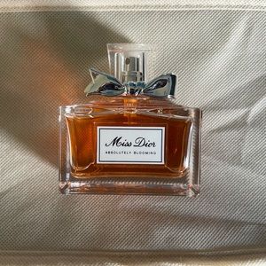Miss Dior Absolutely Blooming perfume